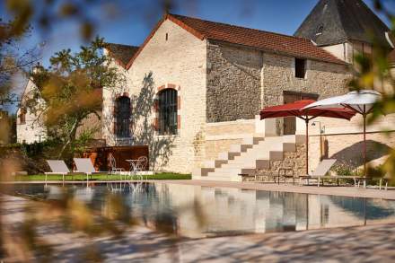 <span><span><span>Piscine Chateau de Saint Aubin Propser Maufoux Bourgogne </span></span></span><br />