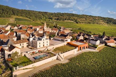 Vue d'ensemble du village et château de Saint-Aubin<br />
 