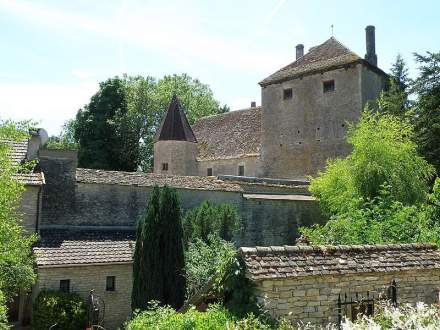 chateau-gamay-commune-saint-aubin-cote-d-or-bourgogne-france