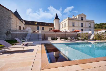 Cadre idyllique de la maison Prosper Maufoux avec la piscine du Château de Saint-Aubin