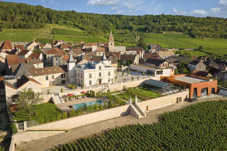 Vue aérienne du Château de Saint-Aubin, avec la piscine et le restaurant